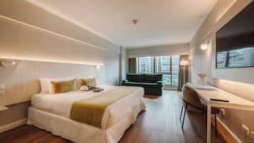 Queen Superior Avenue View | Minibar, in-room safe, desk, blackout drapes