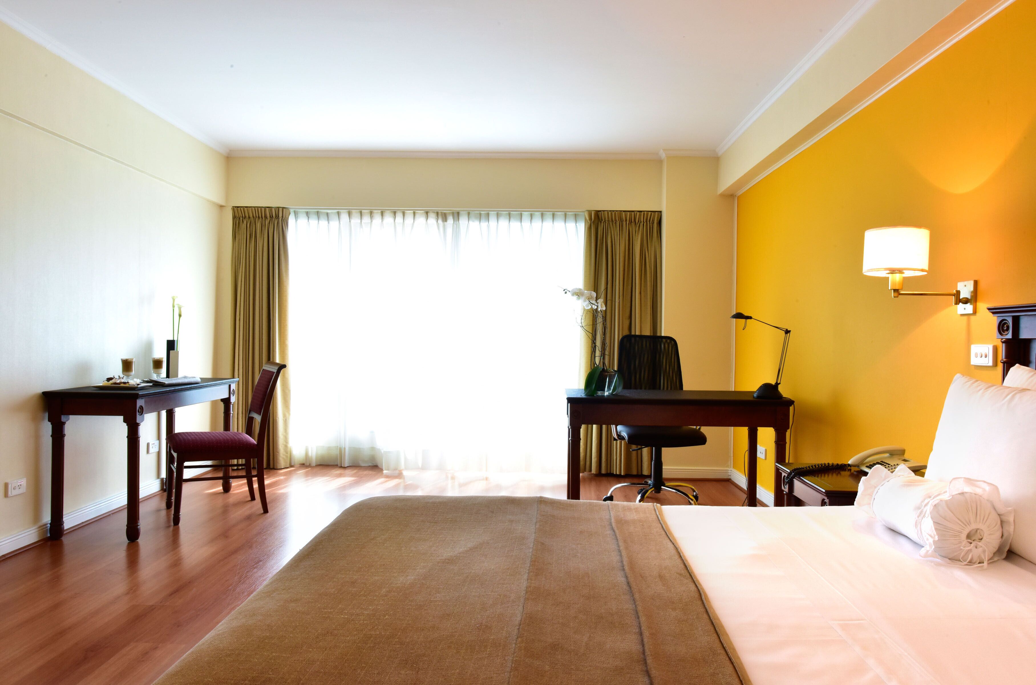 executive room, 1 queen bed | 1 bedroom, minibar, in-room safe, desk