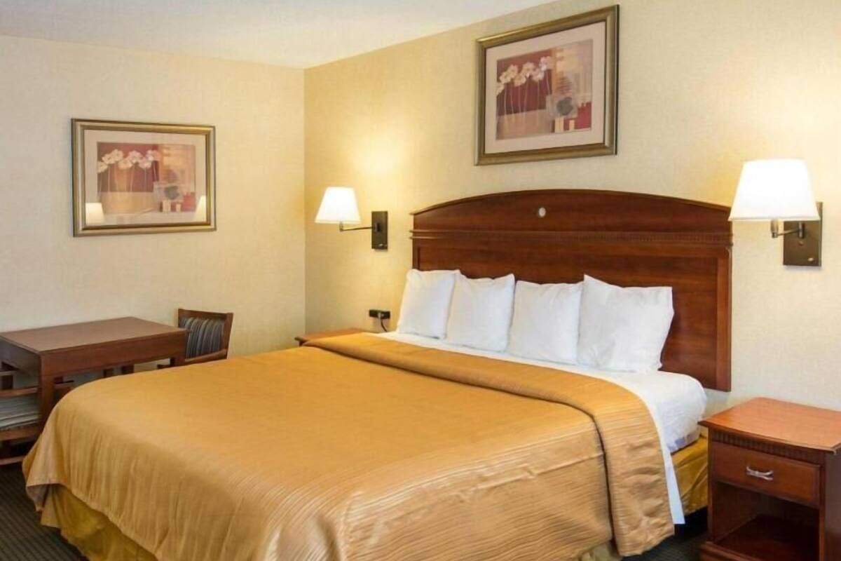 Ropa de cama de alta calidad y caja de seguridad en la habitación