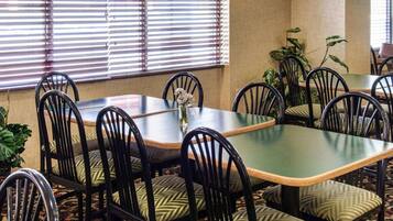 Ilmainen päivittäinen buffetaamiainen