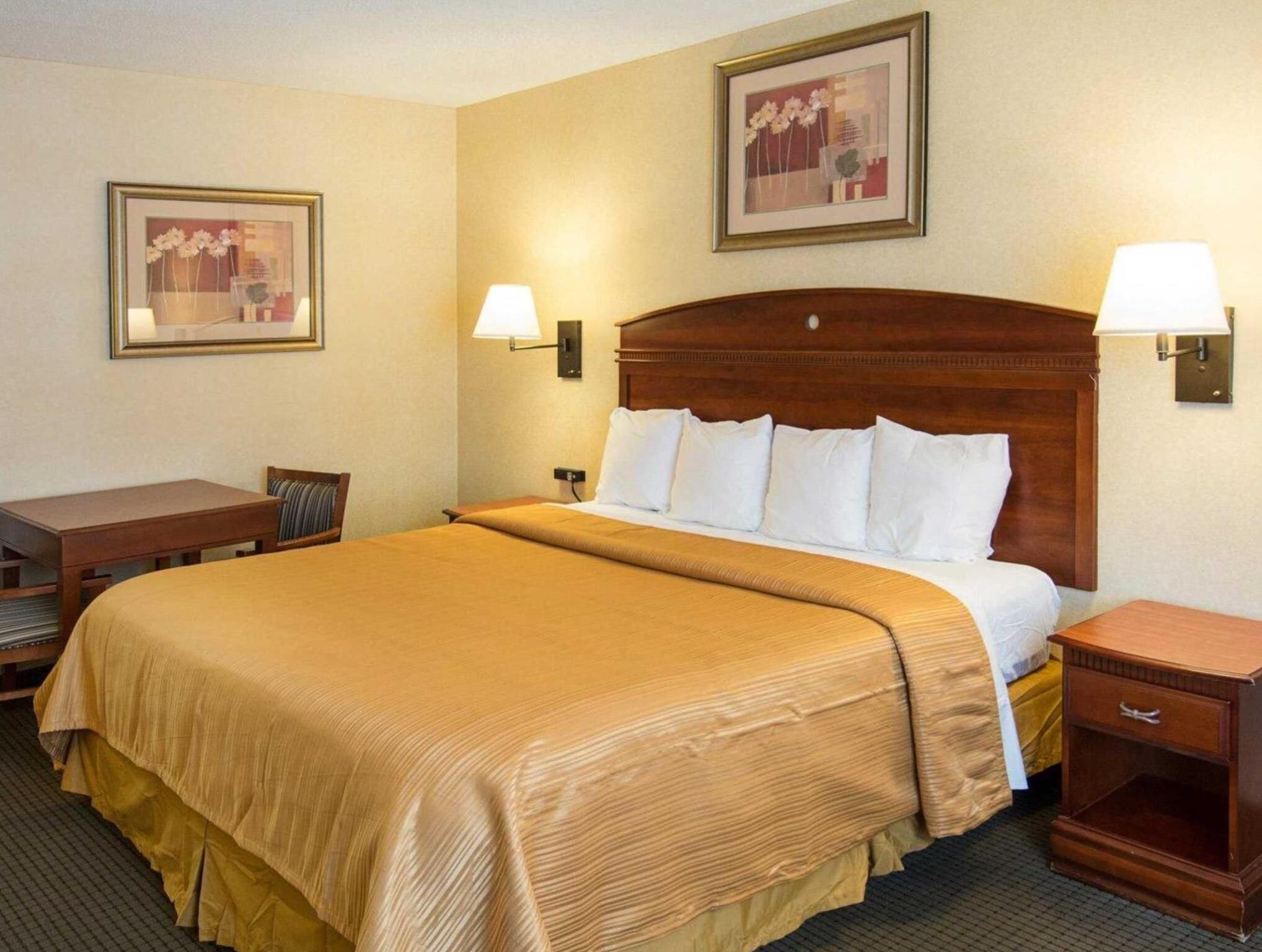 Sengetøy av topp kvalitet, safe på rommet, skrivebord og lydisolert