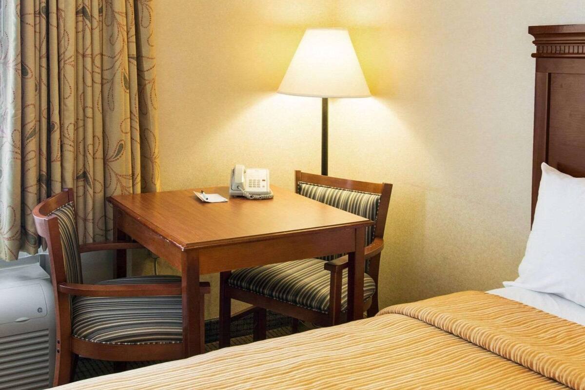 Premium bedding, in-room safe, desk, soundproofing