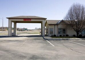Free self parking - Econo Lodge Vincennes (Vincennes)