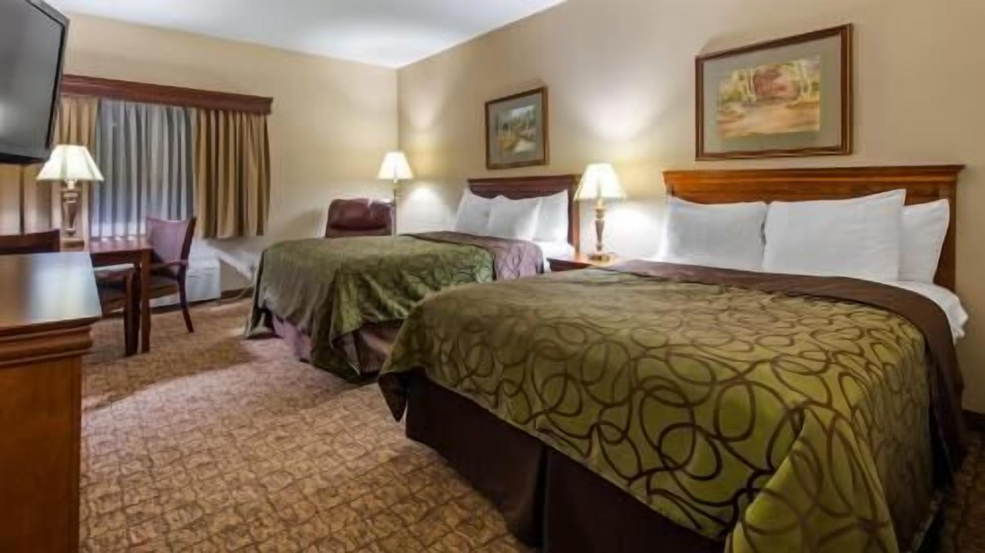 Hypo-allergenic bedding, desk, iron/ironing board, free WiFi