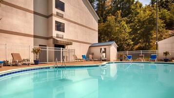 Seasonal outdoor pool, pool loungers