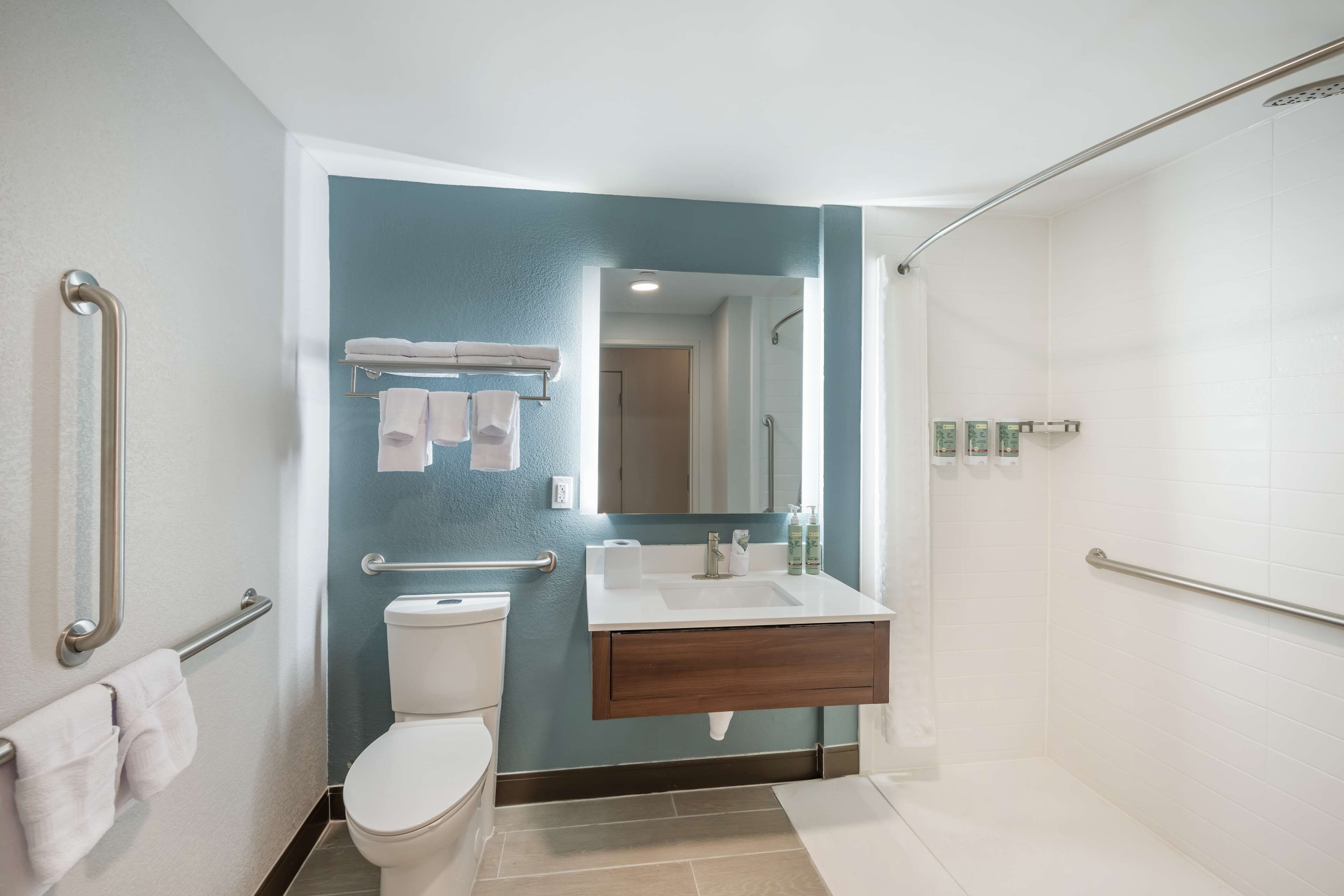 combined shower/bathtub, hydromassage showerhead, free toiletries