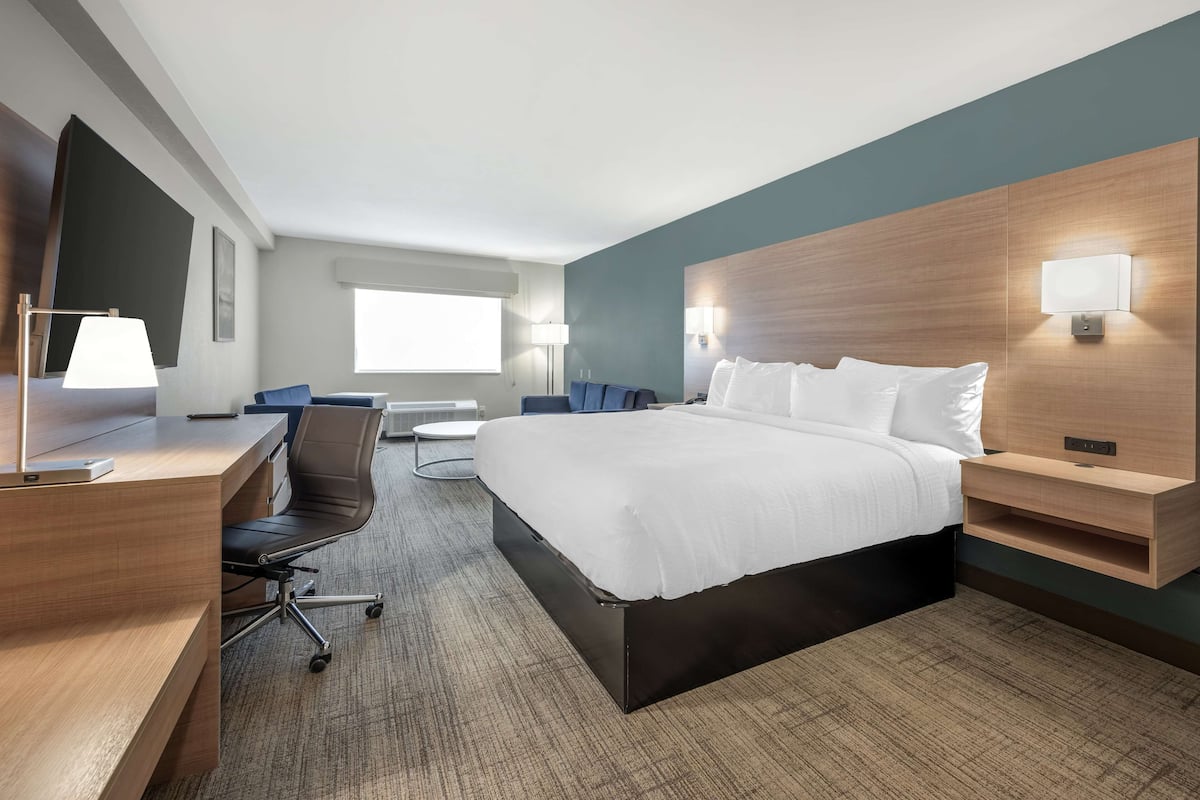Hypo-allergenic bedding, desk, iron/ironing board, free WiFi