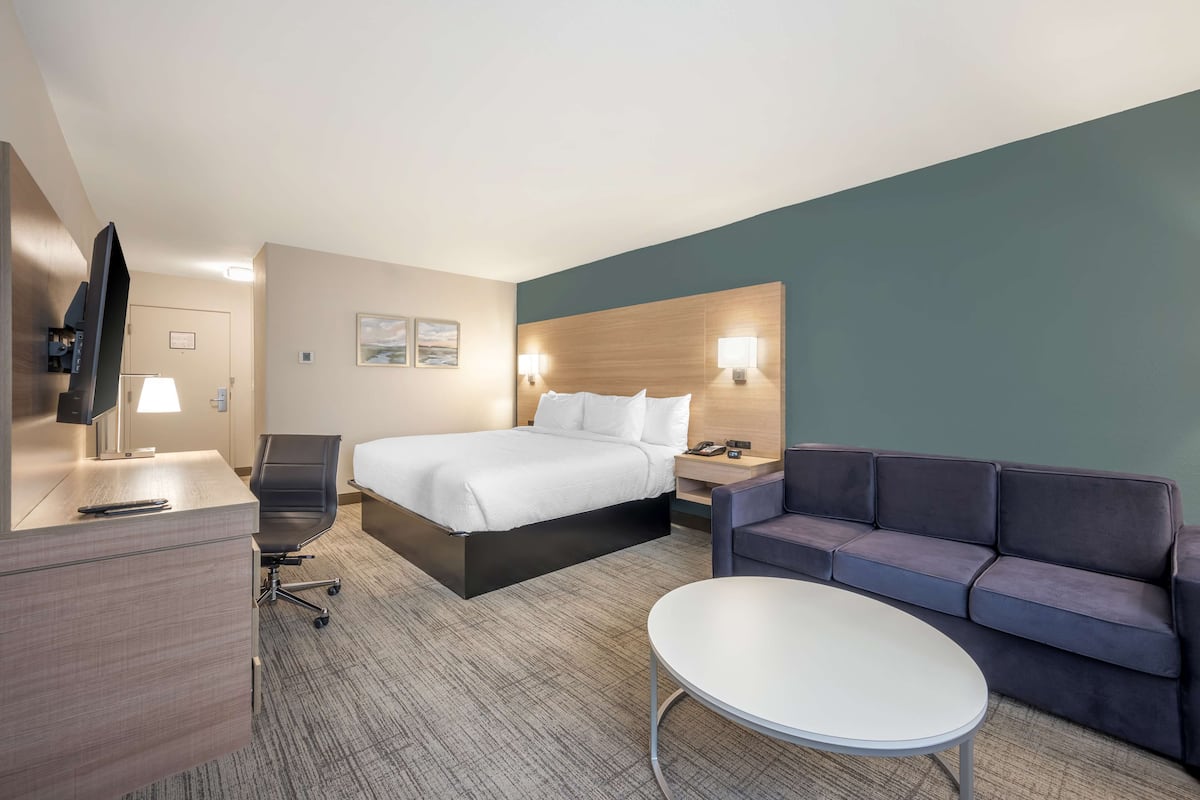 Hypo-allergenic bedding, desk, iron/ironing board, free WiFi