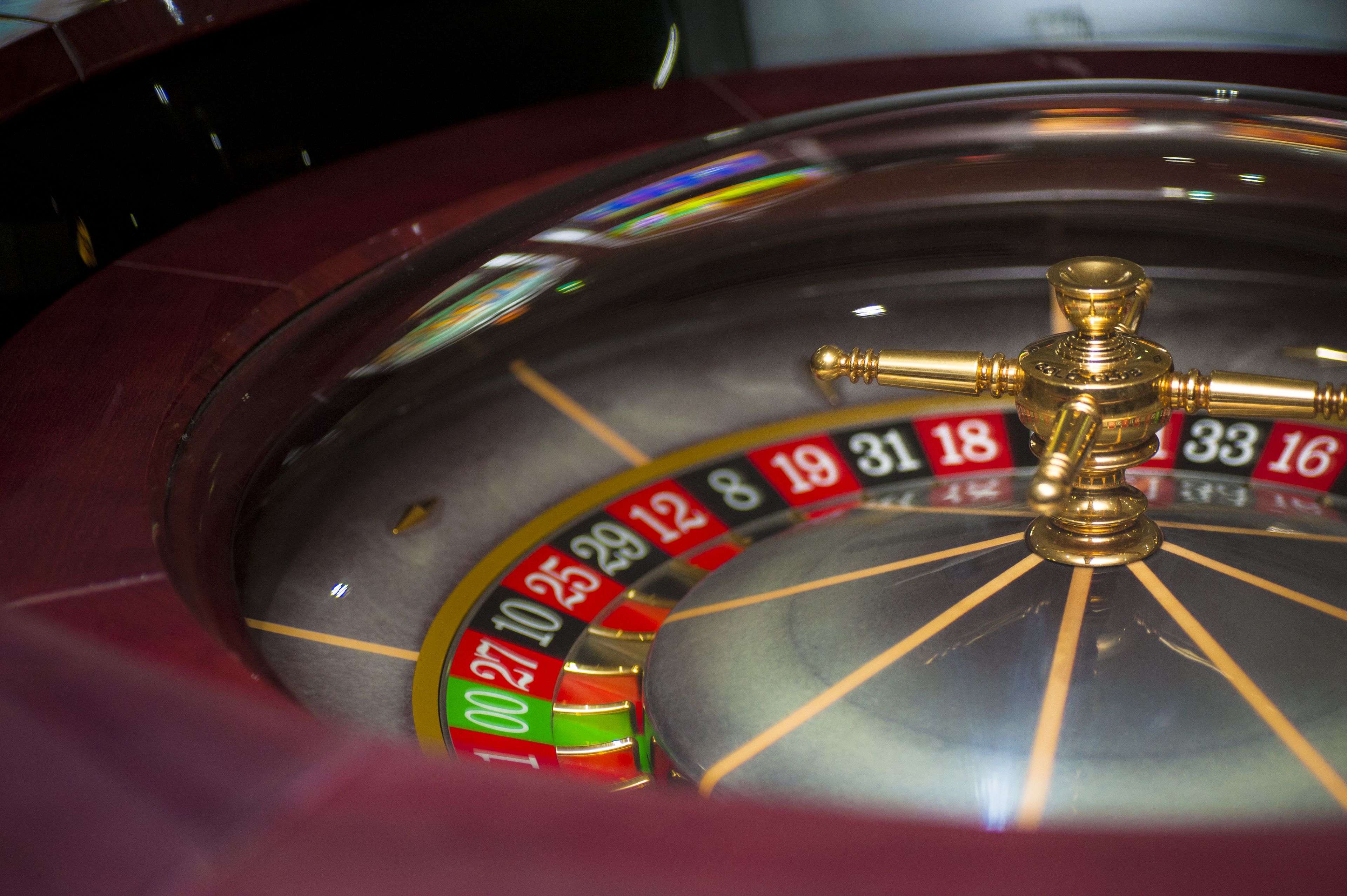 Una ruleta con números y un asa dorado.