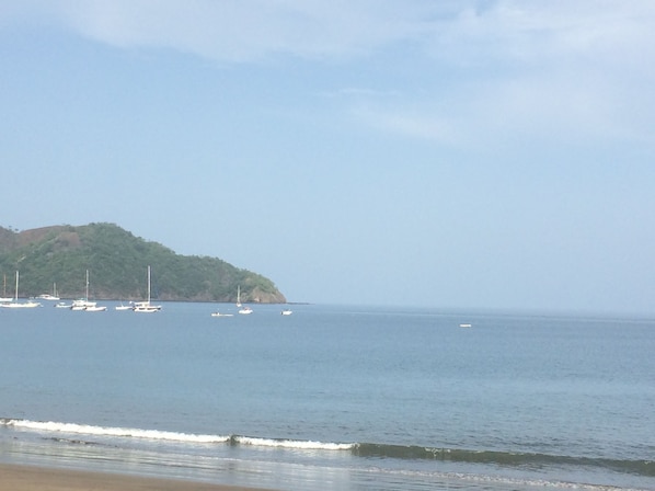 Perto da praia, toalhas de praia, prática de esqui aquático 