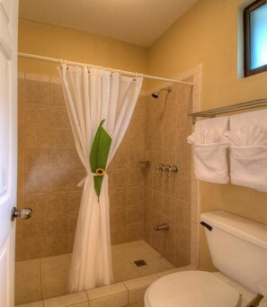 Chambre classique | Salle de bain | Douche, articles de toilette (gratuits), séchoir à cheveux