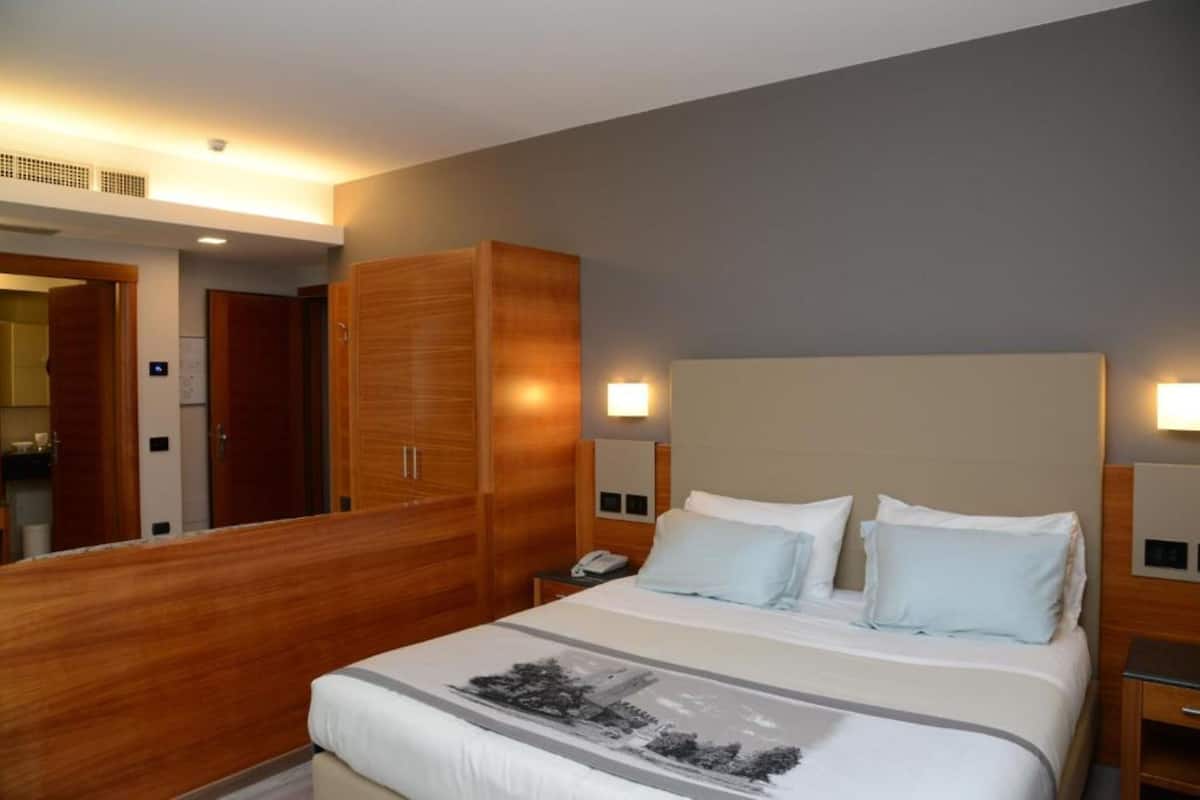 Phòng Tiêu chuẩn, 1 giường đôi | Minibar, két bảo mật tại phòng, bàn, phòng cách âm