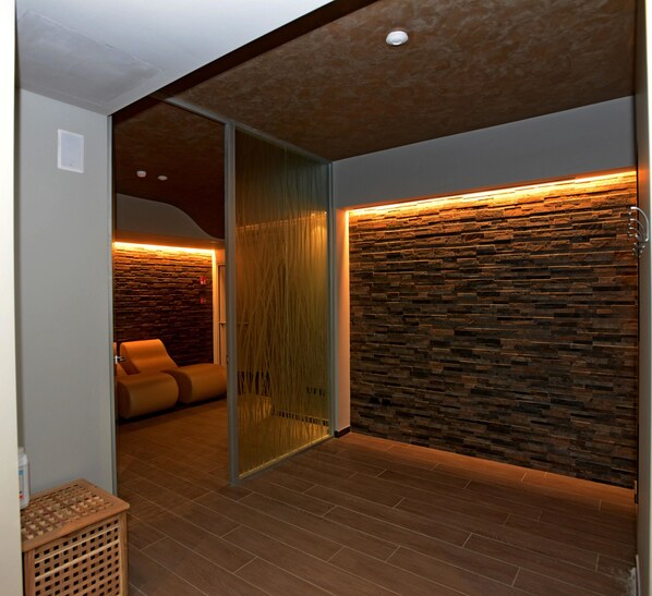 Sauna, steam room