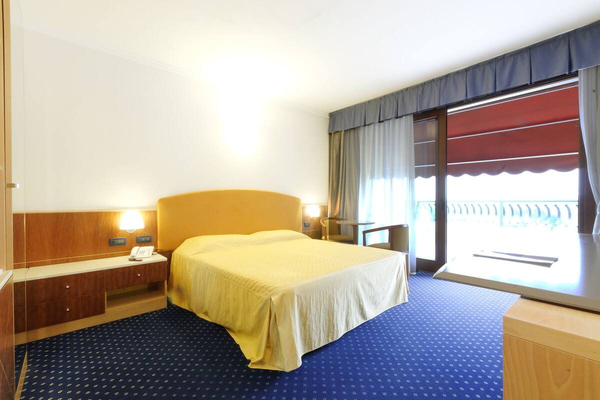 Een minibar, een kluis op de kamer, een bureau, geluiddichte muren