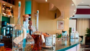 Una zona de bar con varias botellas y una máquina de café.