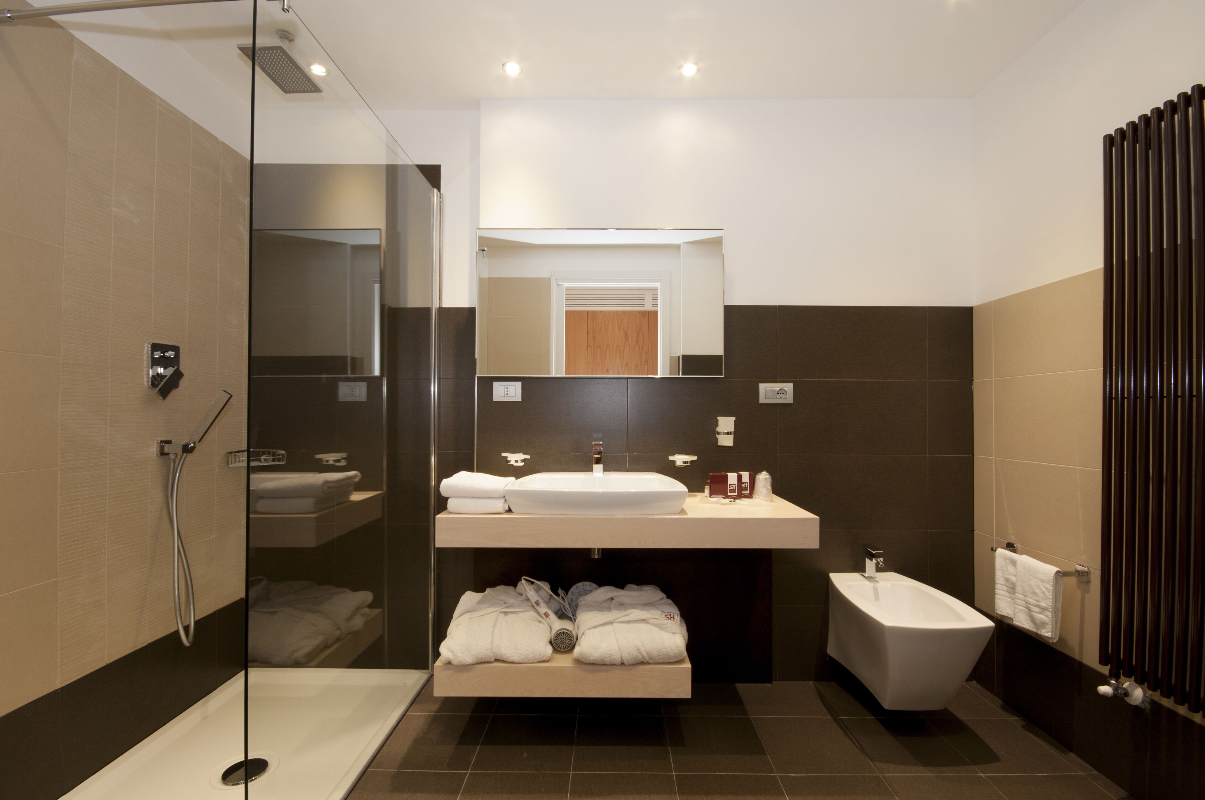 Dusche, kostenlose Toilettenartikel, Haartrockner, Bidet