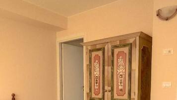 Ein Schlafzimmer mit einem Bett, einem Kleiderschrank und einer Tür.