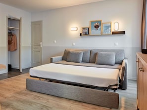 1 chambre, coffre-fort, bureau, lit de bébé (gratuit)
