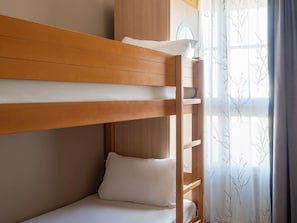 1 bedroom, in-room safe, desk, free cribs/infant beds