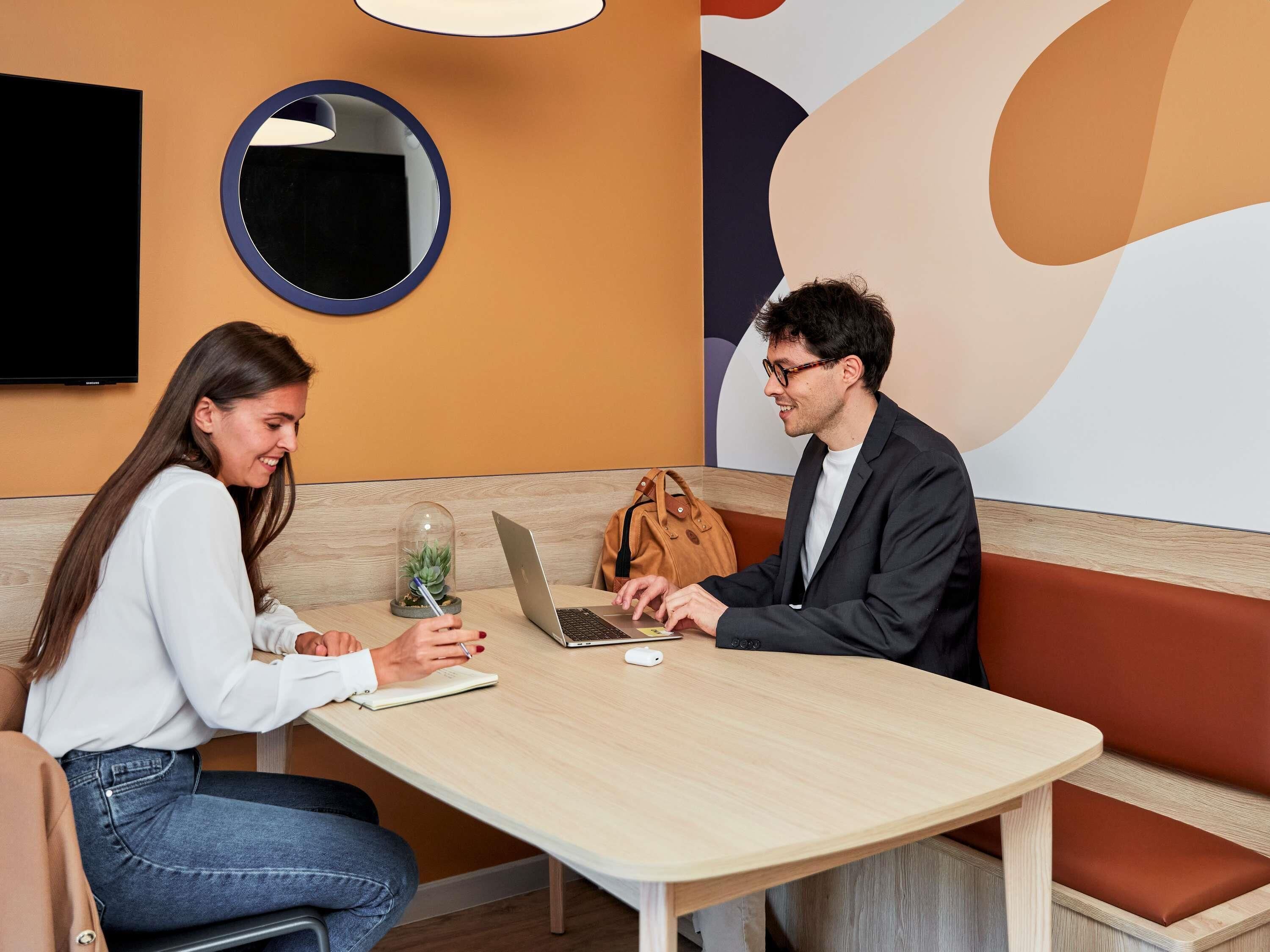 Studio | Living area | Flat-screen TV