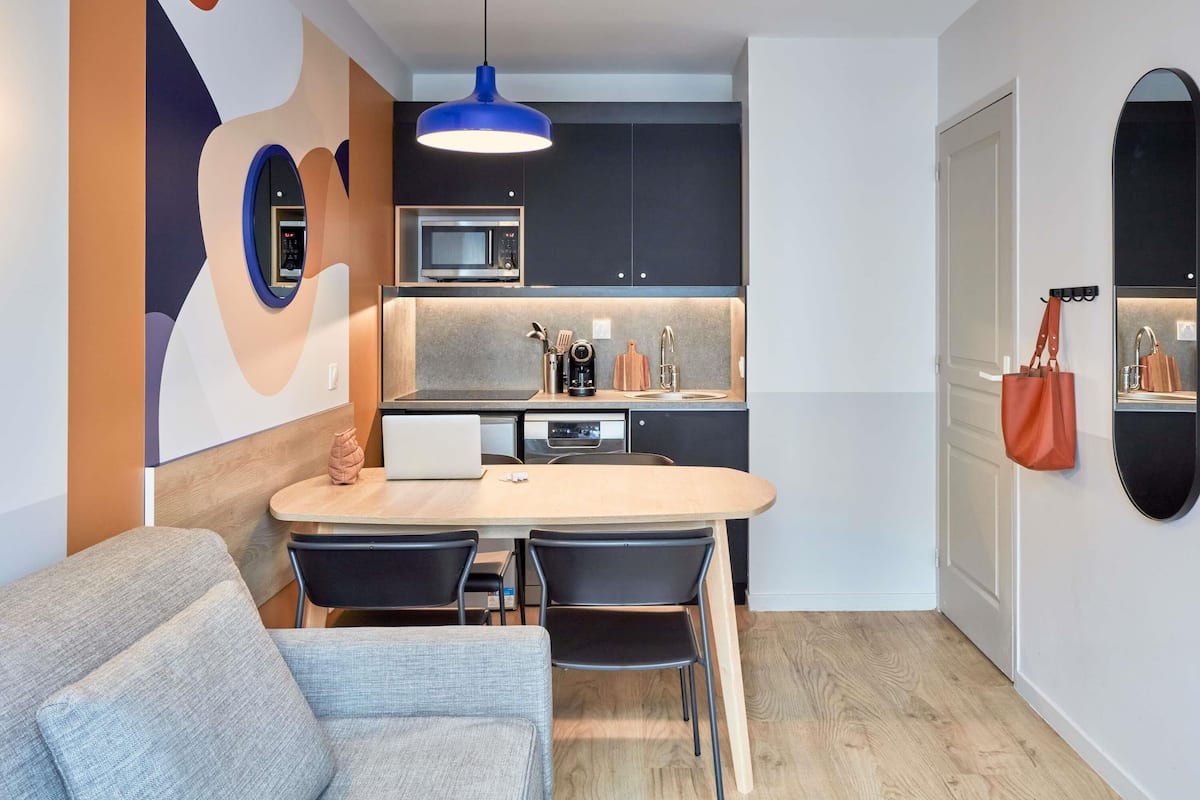 Apartment, 1 Bedroom | 1 bedroom, in-room safe, desk, free cribs/infant beds