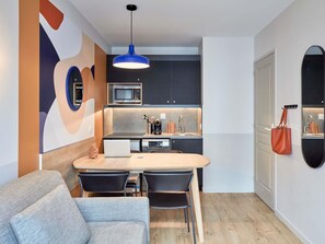 Fridge, microwave, stovetop, dishwasher - Aparthotel Adagio Val d'Europe près de Disneyland Paris (Serris)
