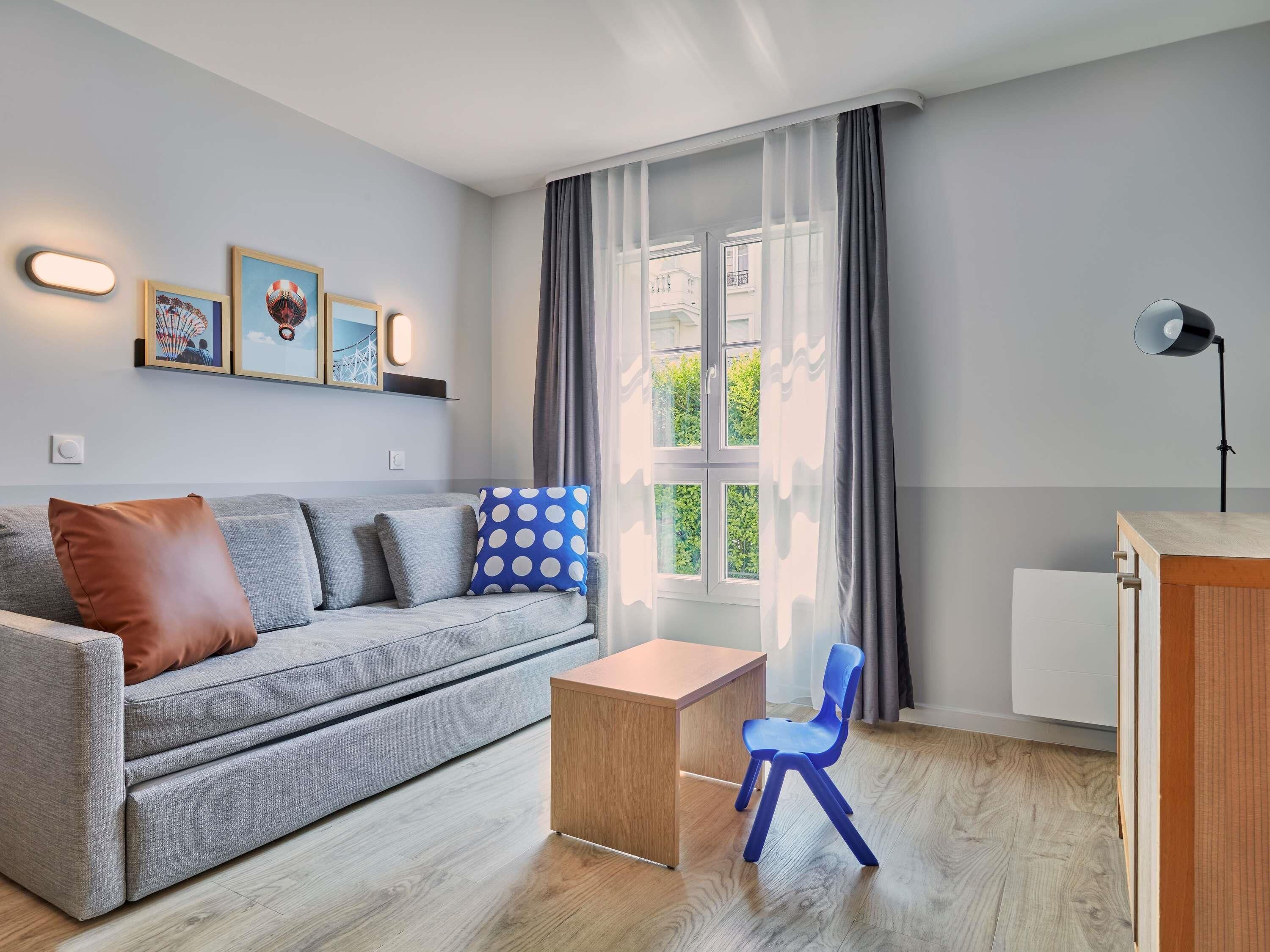 Studio | Living area | Flat-screen TV