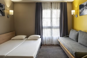 Studio | 1 bedroom, in-room safe, desk, free cribs/infant beds