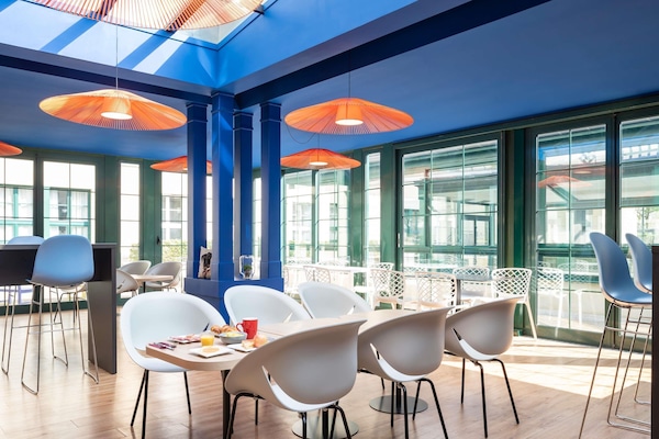 Daily continental breakfast (EUR 19 per person)