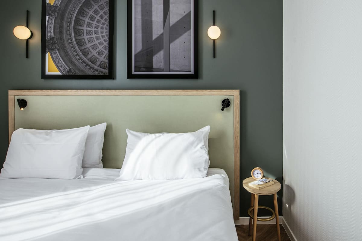 Safe på rommet, skrivebord, lydisolert og strykejern/-brett