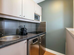Kühlschrank, Mikrowelle, Herdplatte, Geschirrspüler