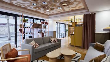 Coin salon dans le hall
