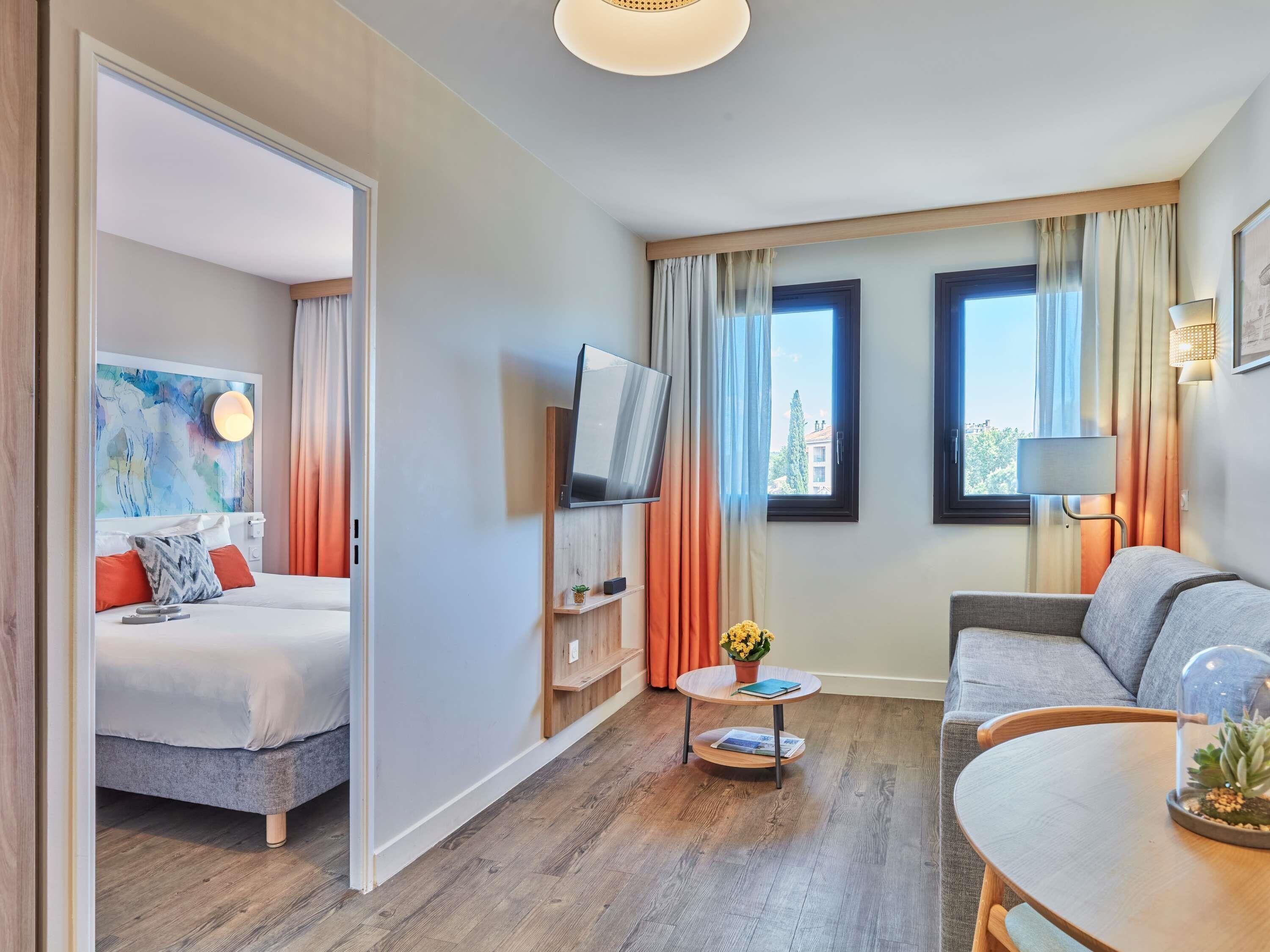 Caja de seguridad en la habitación, escritorio y insonorización 