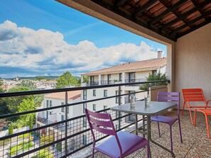 Safe på rommet, skrivebord, lydisolert og strykejern/-brett