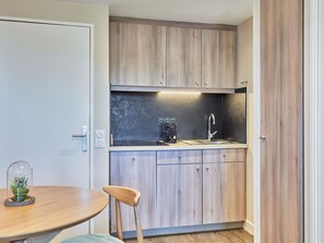 Kühlschrank, Mikrowelle, Herdplatte, Geschirrspüler