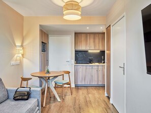 In-room safe, desk, soundproofing, iron/ironing board - Aparthotel Adagio Aix en Provence Centre (Aix-en-Provence)