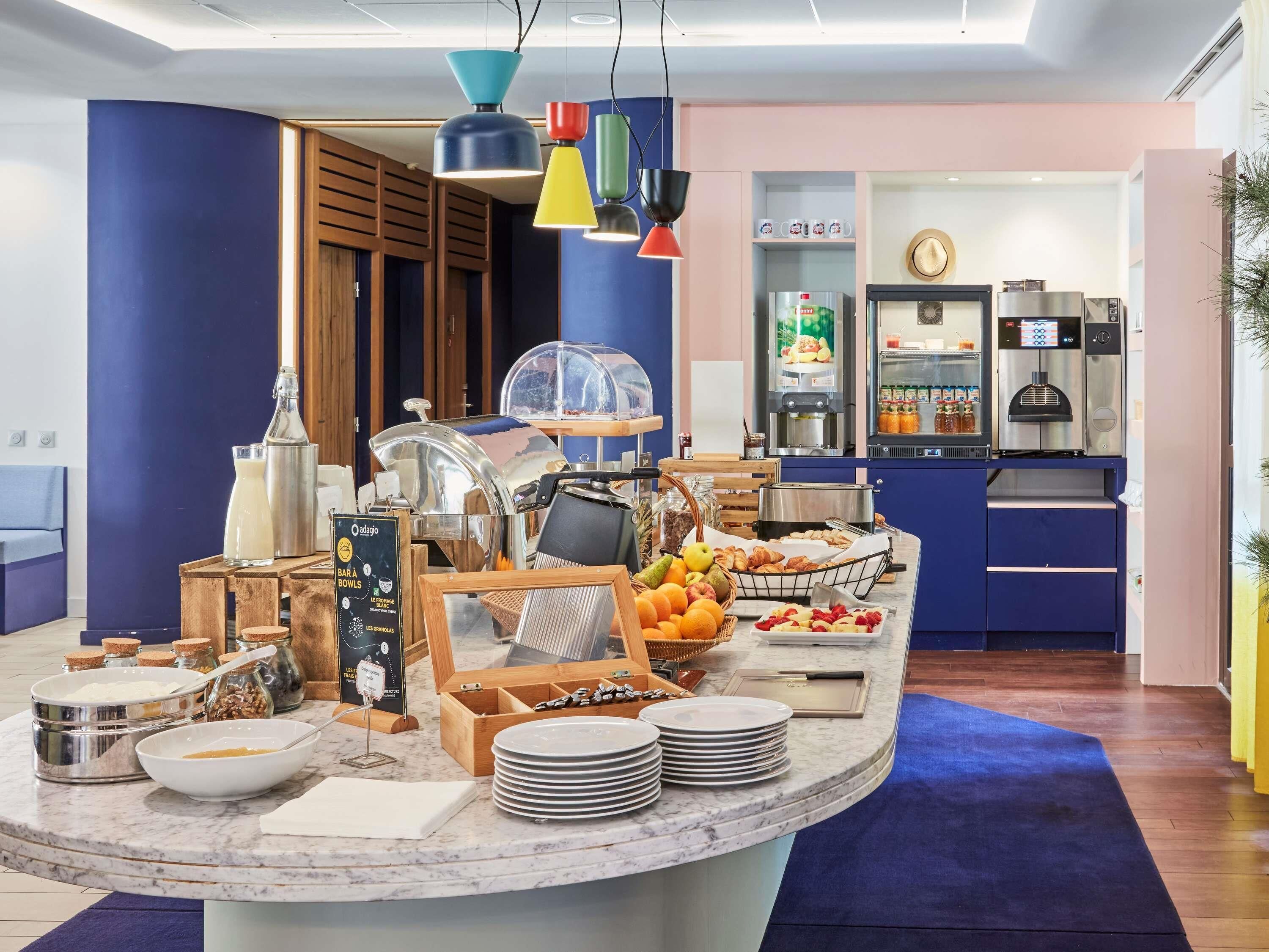 朝食 (コンチネンタル ブレックファスト)、毎日提供 (1 名様 16 EUR)