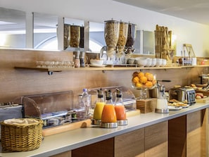Bữa sáng buffet hàng ngày (17 EUR/mỗi người)