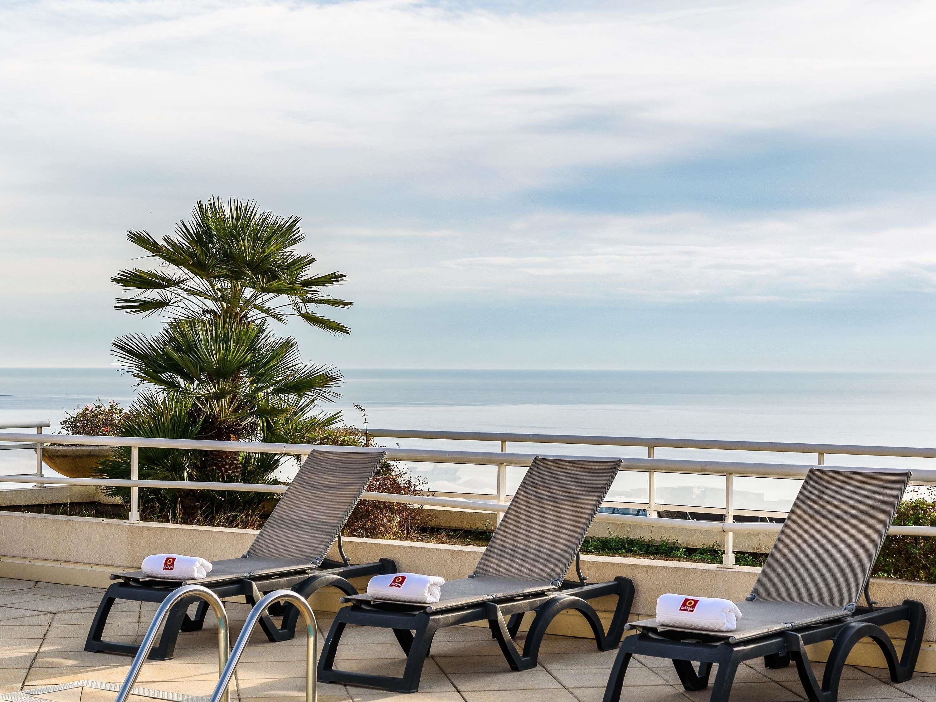 En säsongsöppen utomhuspool