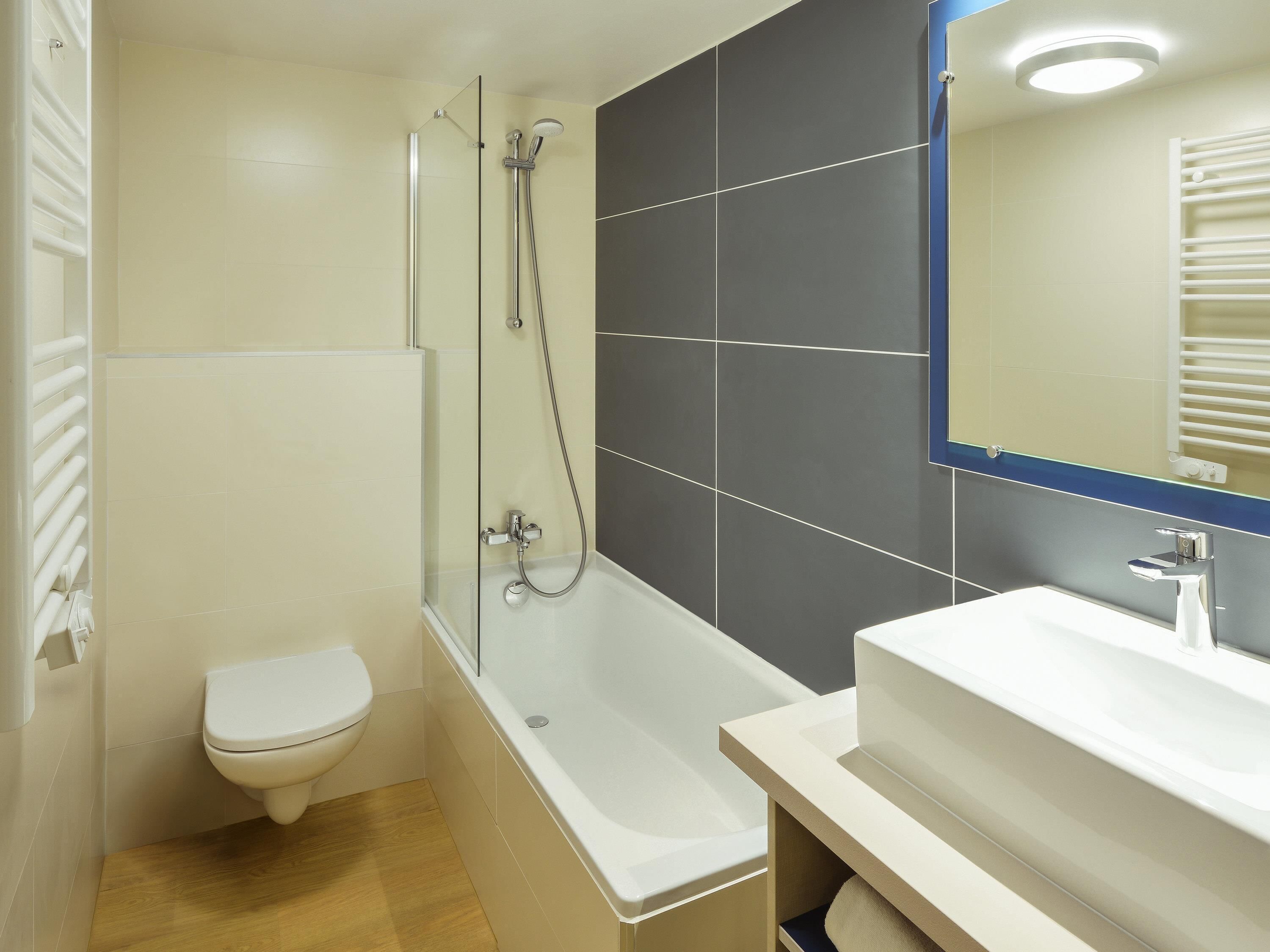 Un baño con inodoro, bañera y lavamanos.