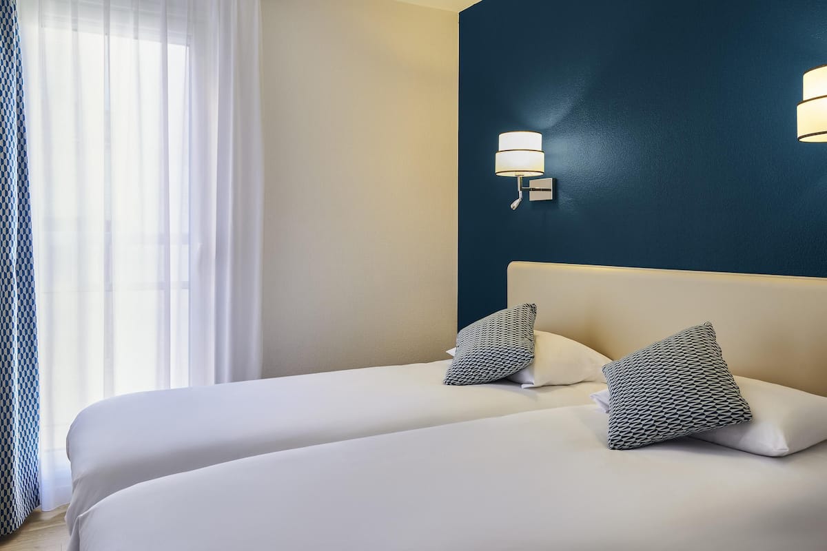 Apartamento, 2 quartos | Cofres nos quartos, escrivaninha, quartos à prova de som