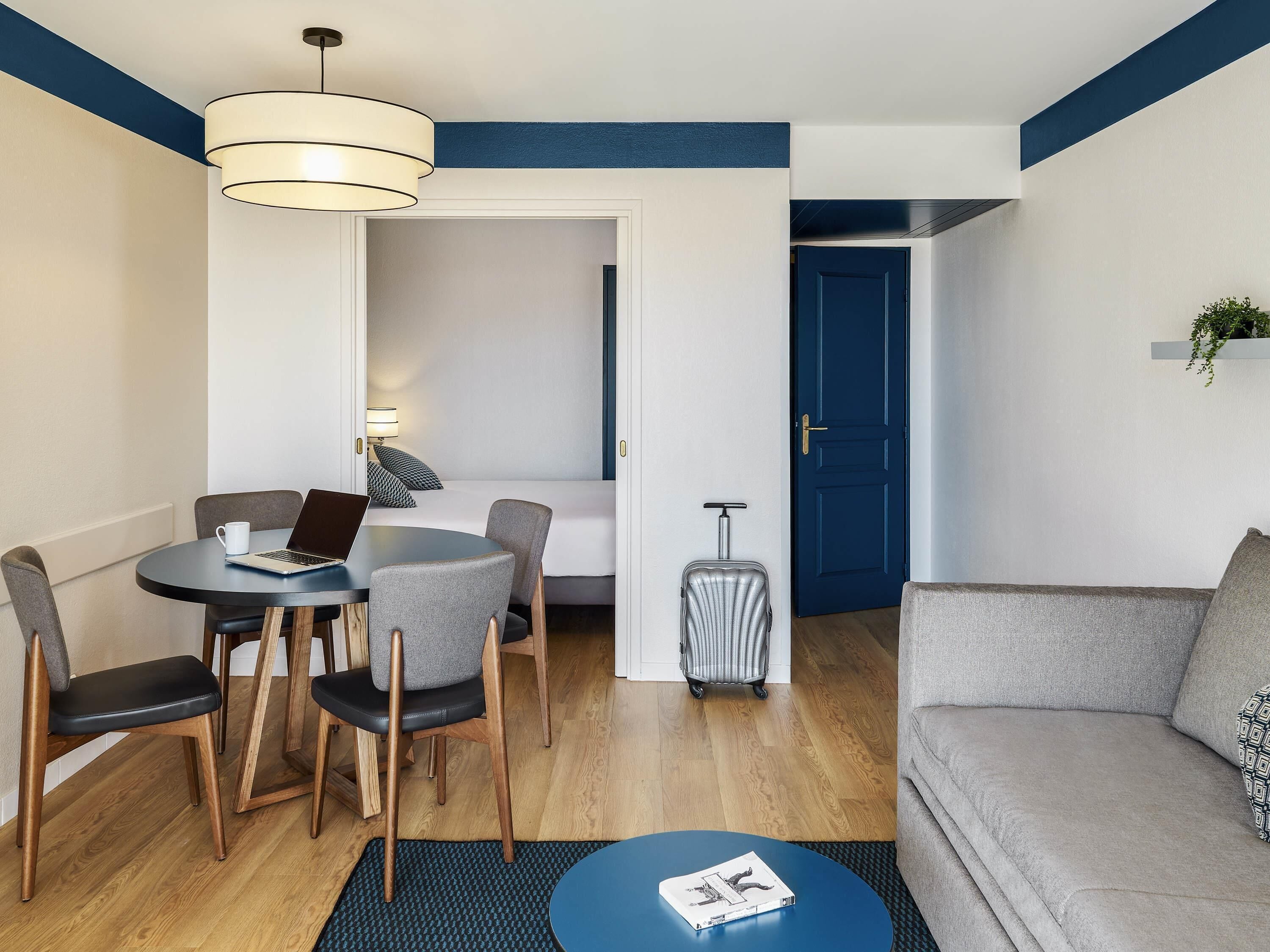Appartement, 1 slaapkamer | Een kluis op de kamer, een bureau, geluiddichte muren