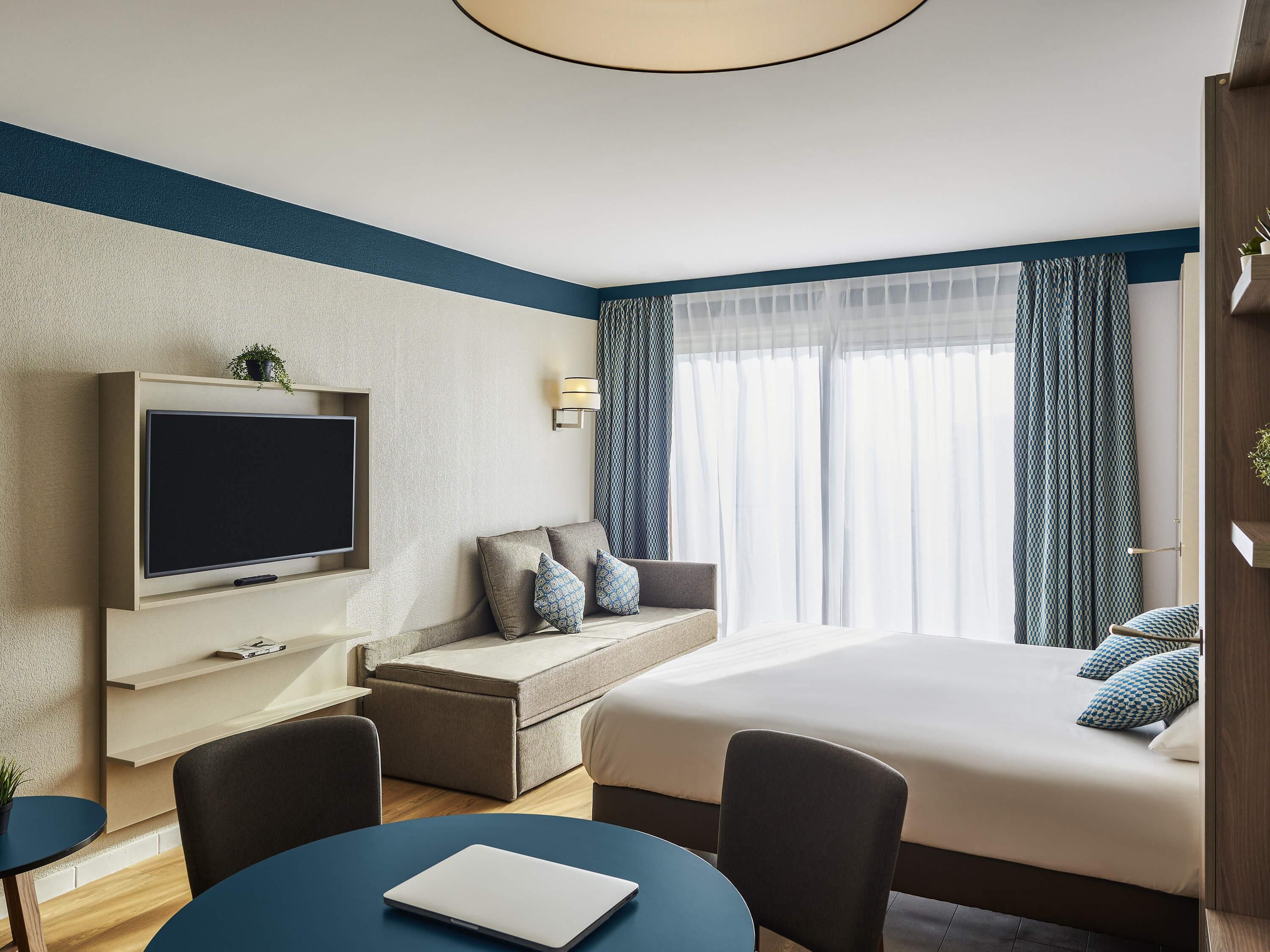 Cofres nos quartos, escrivaninha, quartos à prova de som