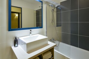 Bañera, artículos de higiene personal ecológicos, secador de pelo y bidé
