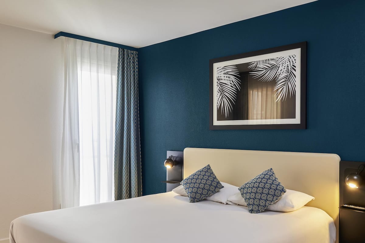 In-room safe, desk, soundproofing, iron/ironing board