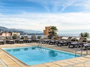 Piscine extérieure en saison