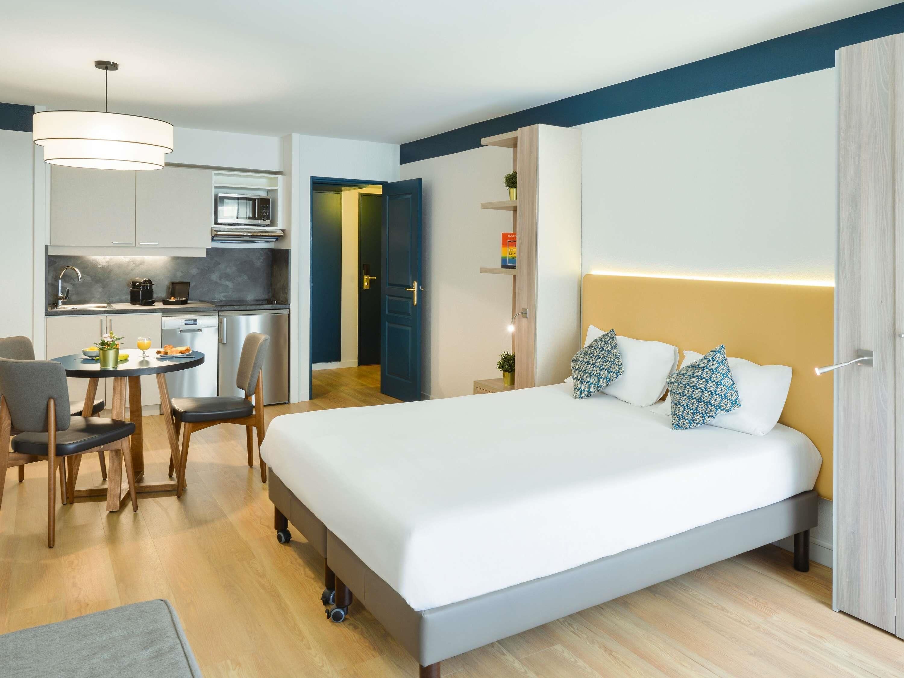 Tallelokero huoneessa, työpöytä, äänieristys, silitysrauta/-lauta