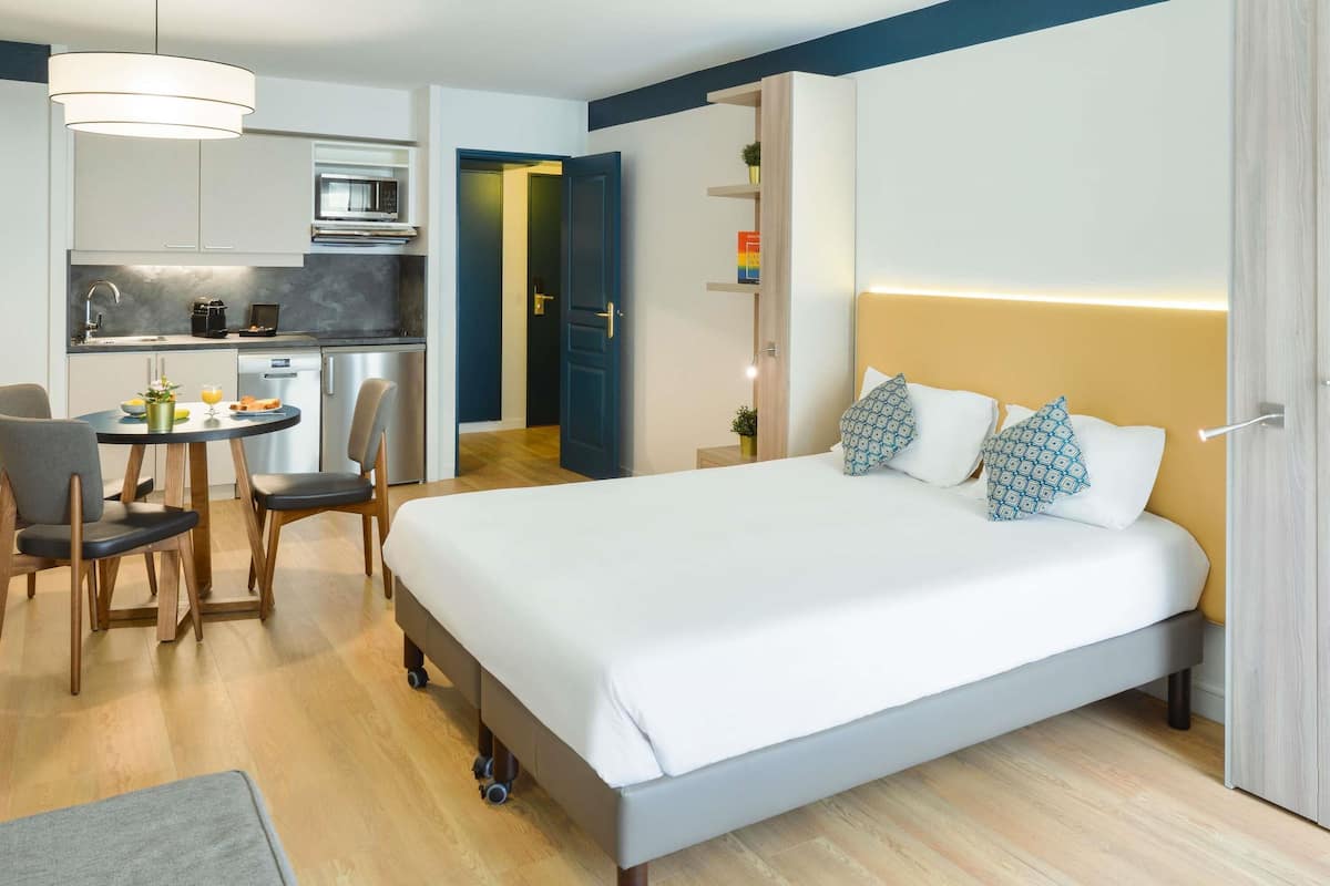 Classic Studio (2 people) | In-room safe, desk, soundproofing, iron/ironing board