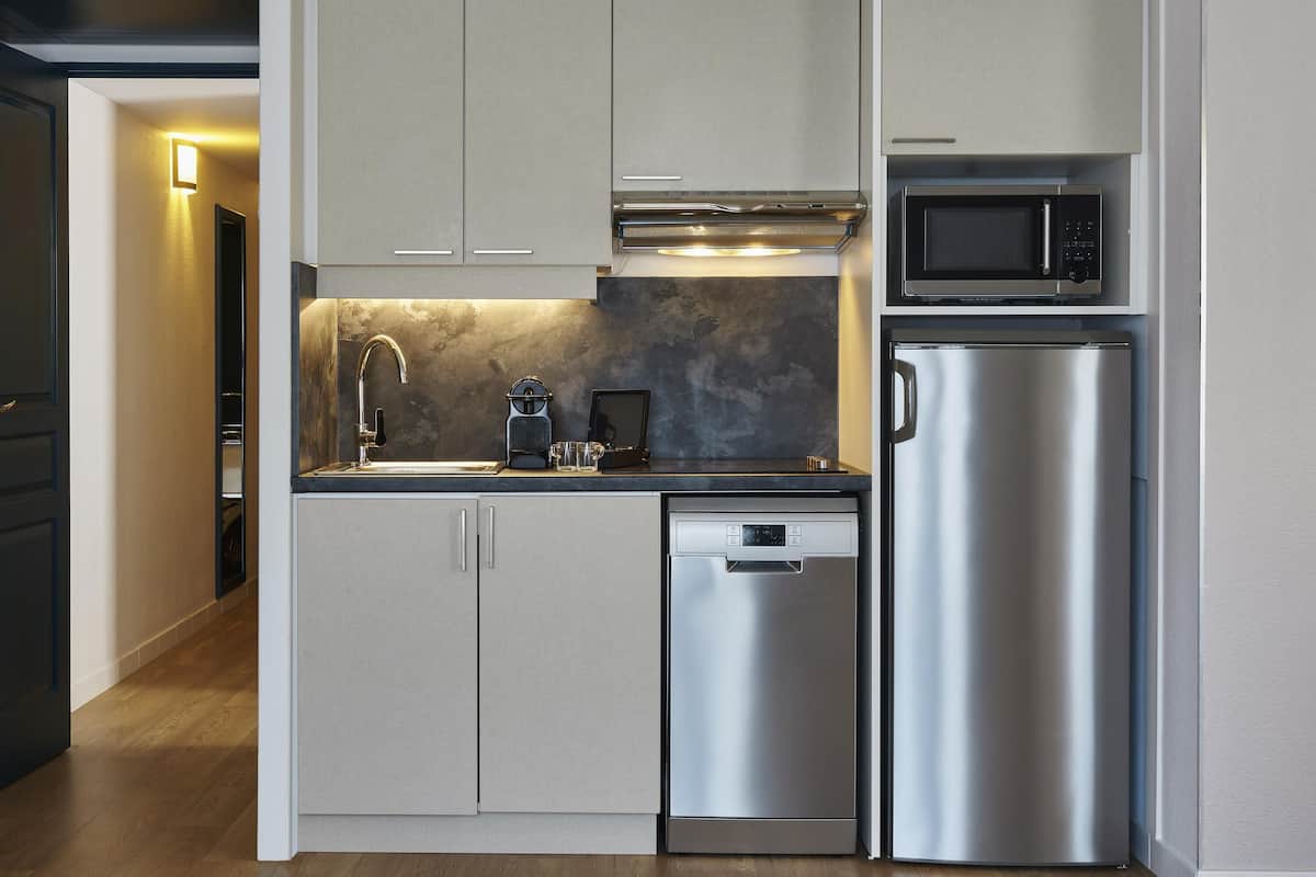 Cofres nos quartos, escrivaninha, quartos à prova de som