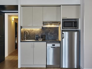 Pengeskab på værelset, skrivebord, lydisolering, strygejern/strygebræt